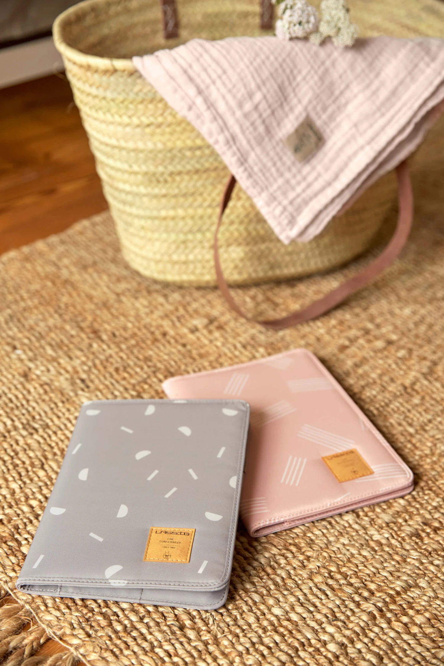 LÄSSIG Protège-carnet De Santé Rose De Lässig 2 LÄSSIG Protège-carnet De Santé Rose De Lässig – Image 2